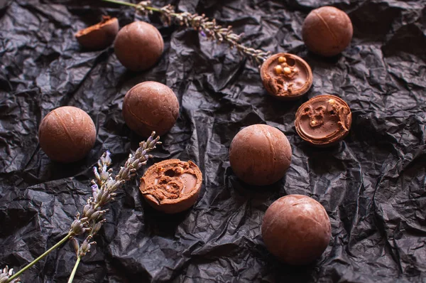 Шоколадні Круглі Цукерки Темному Збитому Ремісничому Папері Квітами Лаванди — стокове фото