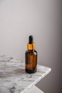 Cilt bakımı için pipetli cam kahverengi bir serumla minimalist kompozisyon. Sağlık ve güzellik kavramı. Boşluğu kopyala