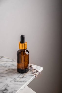 Cilt bakımı için pipetli, lavantalı cam kahverengi serum şişesi. Sağlık ve güzellik kavramı. minimalizm, boşluğu kopyala