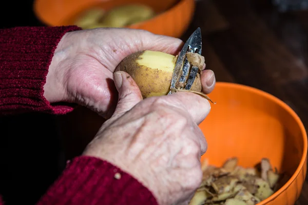 Hände schälen Kartoffeln — Stockfoto