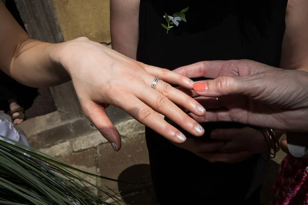 Anéis de casamento nas mãos — Fotografia de Stock