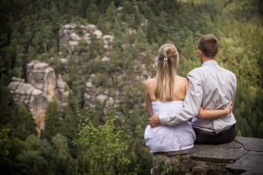 bir kayanın üzerinde yeni evliler