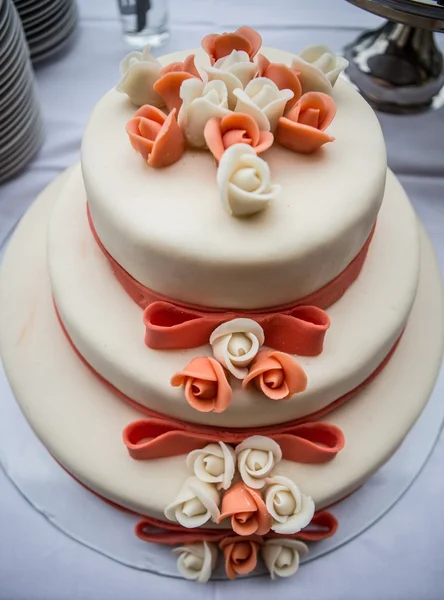 Gâteau de mariage tranché — Photo