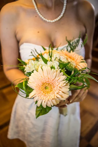 Wedding flower with bride — Stock Photo, Image
