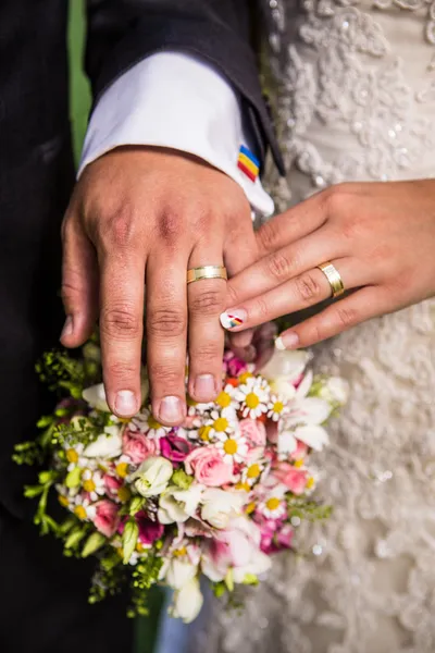 Anneaux au mariage avec fleur — Photo