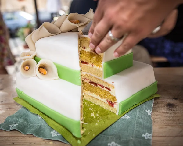 Sliced wedding cake — Stock Photo, Image