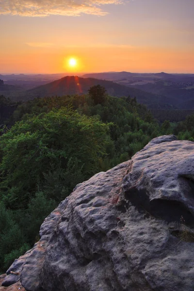 Zonsondergang in de bergen — Stockfoto