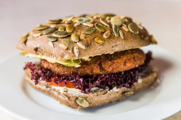 Hambúrguer vegetariano com pão com sementes de abóbora — Fotografia de Stock