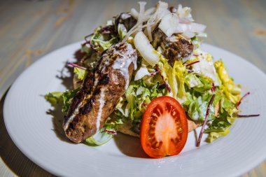 sığır eti ve sebze sıcak salata