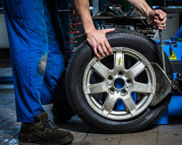 Carrying tires — Stock Photo, Image