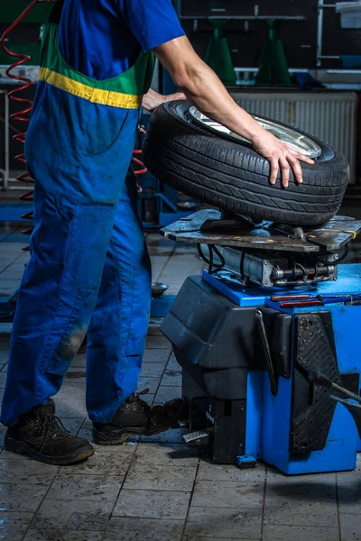 Carrying tires — Stock Photo, Image
