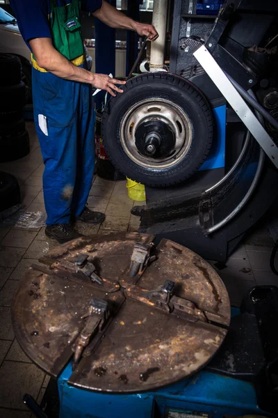 Carrying tires — Stock Photo, Image