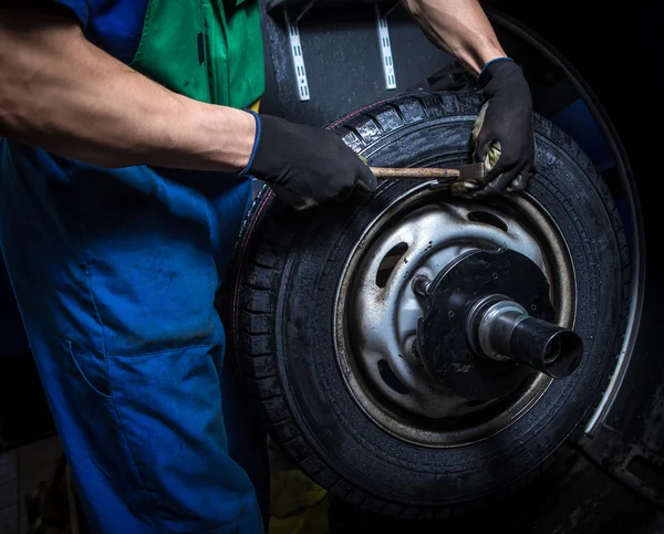 Carrying tires — Stock Photo, Image