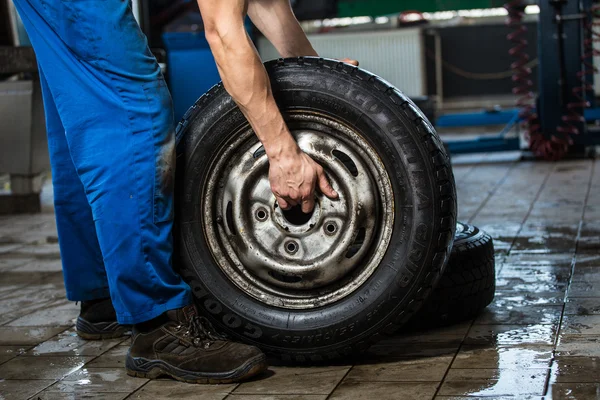 Carrying tires — Stock Photo, Image