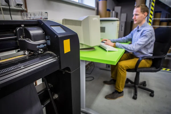 Uomo che lavora con plotter di taglio — Foto Stock