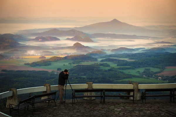 Paisagem matinal com fotógrafo — Fotografia de Stock