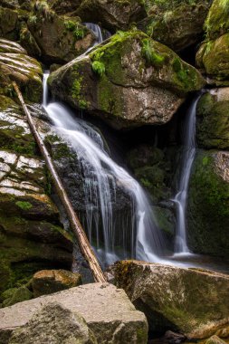 Hejnice 'deki kara derede şelale.