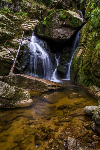 Hejnice 'deki kara derede şelale.