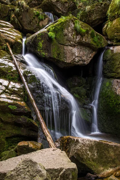 Hejnice 'deki kara derede şelale.