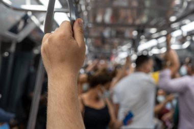 Metro içindeki yolcuların yakın çekim görüntüleri.