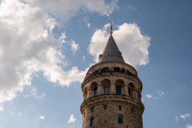 Bulutlu gökyüzünün önündeki tarihi bina