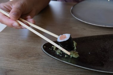 Seramik tabakta suşi, yakın çekim.