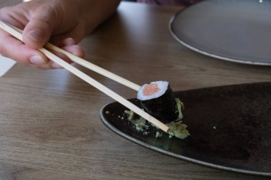 Seramik tabakta suşi, yakın çekim.