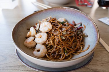 Sebzeli erişte ve karides. Kapat. 