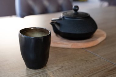 Tahta masada duran bitki çayı.