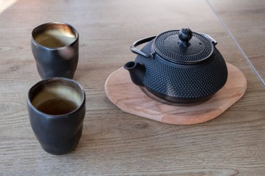 Tahta masada duran bitki çayı.