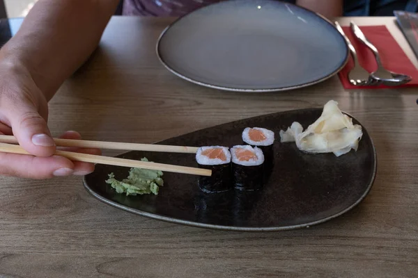 Sushi Keramické Desce Zblízka — Stock fotografie