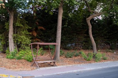 Yol kenarındaki ormanda boş bir bank.