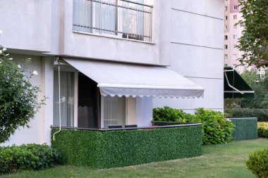 Çimlerin üzerinde balkon arka planı