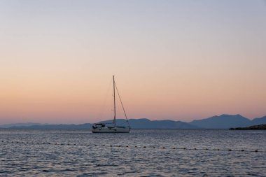 Denizdeki yelkenli teknenin arka planı