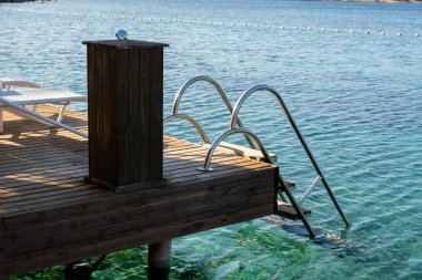 Denizin kenarındaki boş ahşap zemin