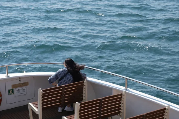 Νεαρή Γυναίκα Επιβάτης Που Ταξιδεύει Στο Κατάστρωμα Πλοίου — Φωτογραφία Αρχείου