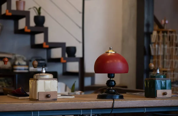 カフェの木のテーブルの上に立つ赤い夜のランプ — ストック写真