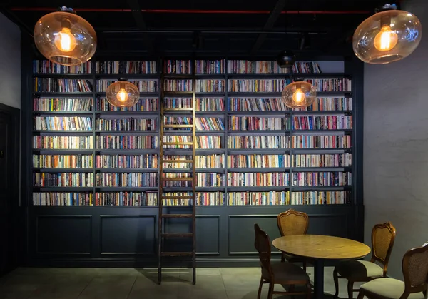 Kitap rafında duran tahta merdiven, ön manzara.