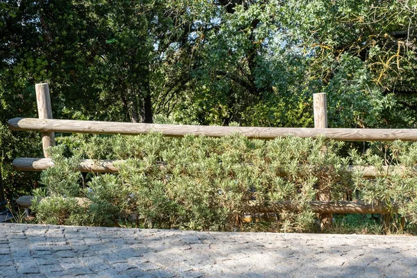 前景路边木制围栏 — 图库照片