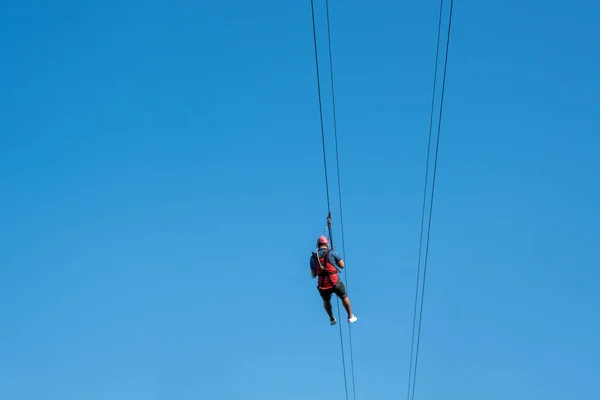 Hombre Vista Frontal Moviéndose Con Teleférico — Foto de Stock