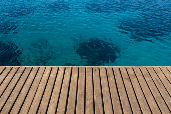 Άδειο Ξύλινο Πάτωμα Δίπλα Στη Θάλασσα — Φωτογραφία Αρχείου