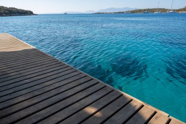 Denizin kenarındaki boş ahşap zemin