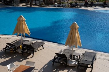 Deniz kıyısındaki boş güneşlikler, üst manzara.