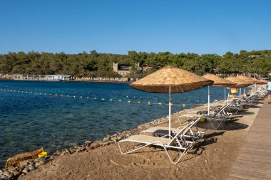 Deniz kıyısındaki boş güneşlikler, üst manzara.