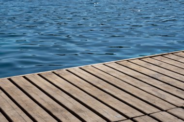 Denizin kenarındaki boş ahşap zemin
