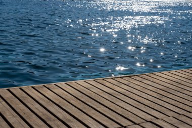 Denizin kenarındaki boş ahşap zemin