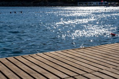 Denizin kenarındaki boş ahşap zemin