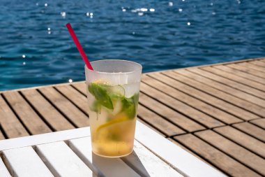 Soğuk içecek sahilde tahta zeminde duruyor.