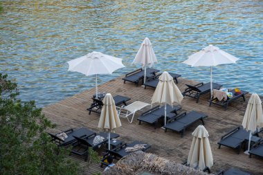 Sahilde boş güneş pansiyonları, tatil köyü manzarası.