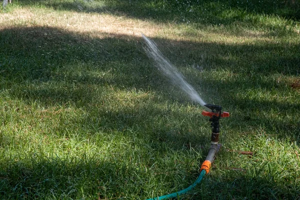 Rasensprenger Der Heißen Sommertagen Wasser Auf Gartenrasen Sprüht Automatische Rasenbewässerung — Stockfoto